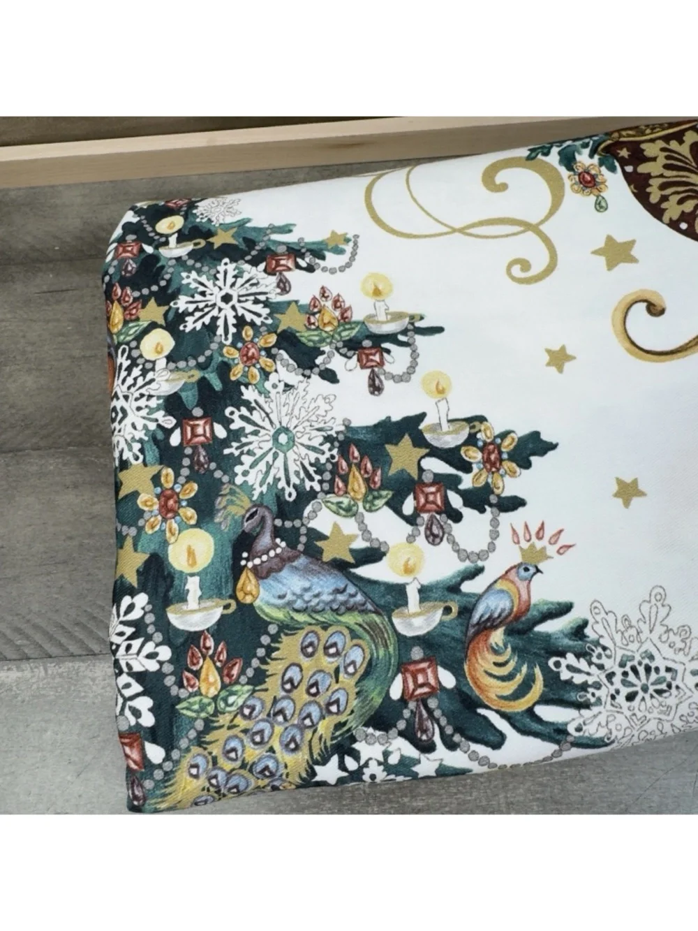 Williams Sonoma tablecloth excellent